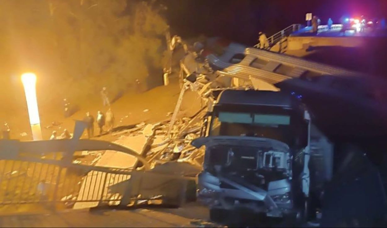7 morţi după ce un pod s-a prăbuşit peste o cale ferată, în Rusia. Un tren cu pasageri a deraiat de pe şine