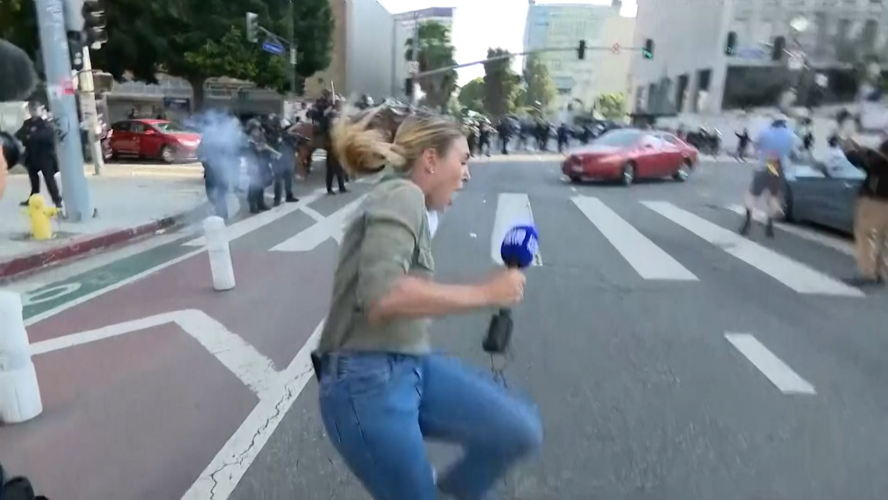 Momentul în care o jurnalistă este împușcată în direct, în mijlocul protestelor violente din Los Angeles