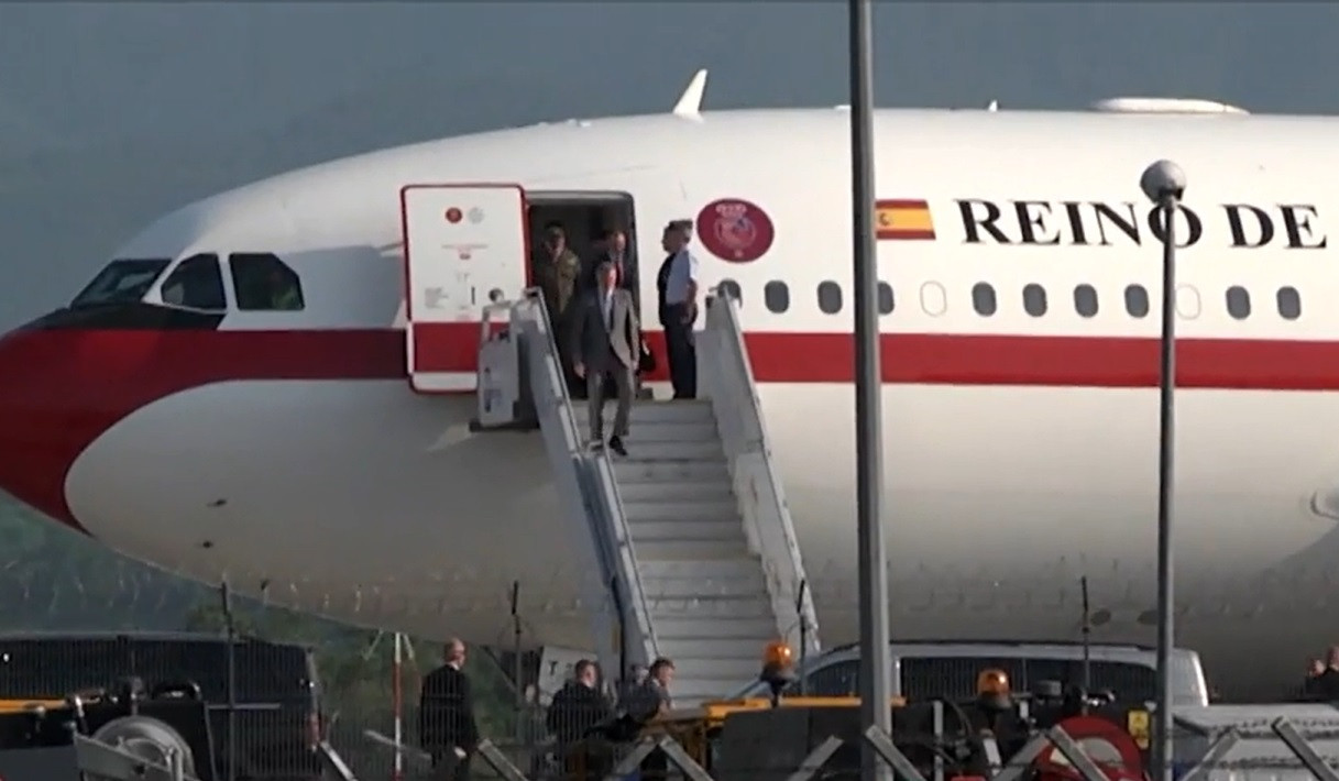 Regele Felipe al VI-lea a sosit în România. Va merge la Cincu alături de Nicușor Dan