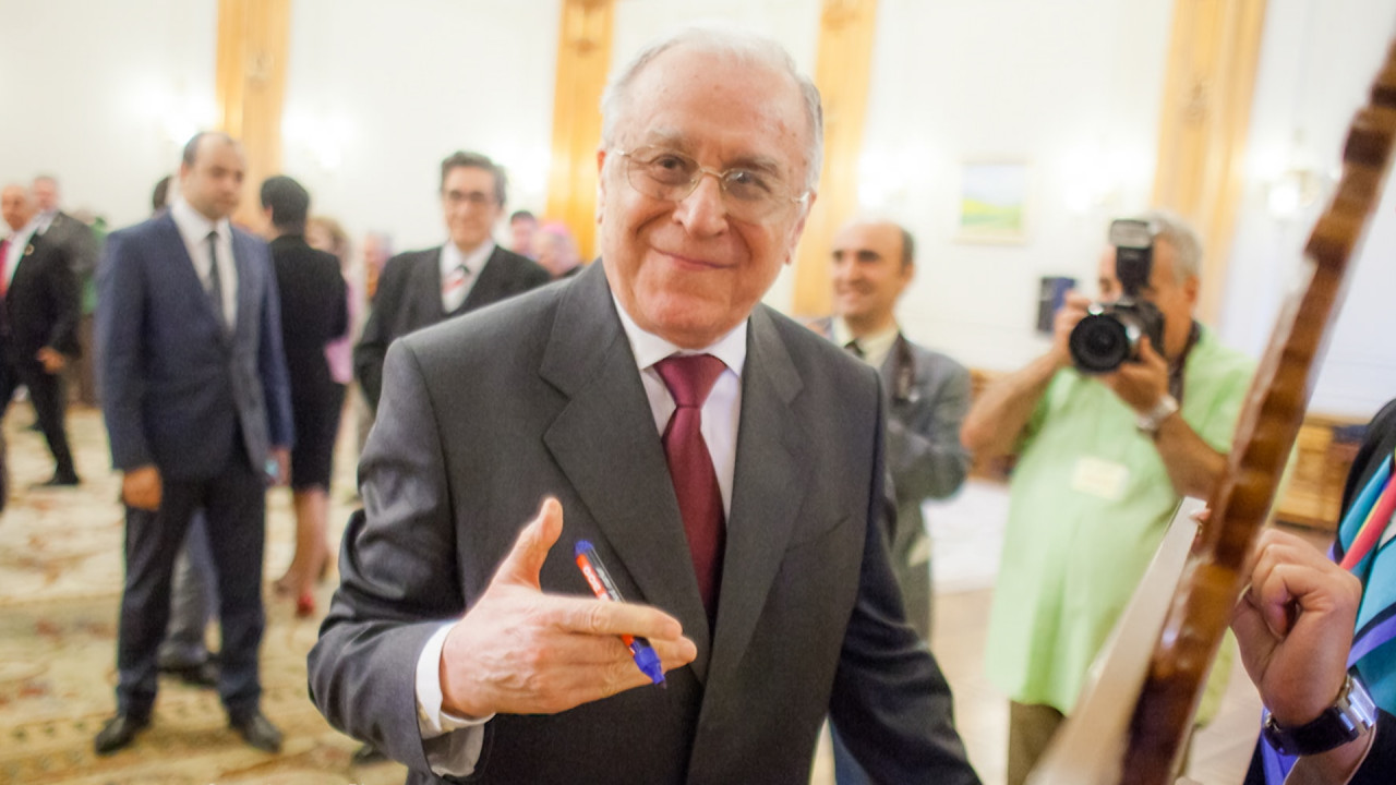 Ion Iliescu, sub investigaţii medicale pentru un posibil cancer pulmonar. Care e starea fostului preşedinte