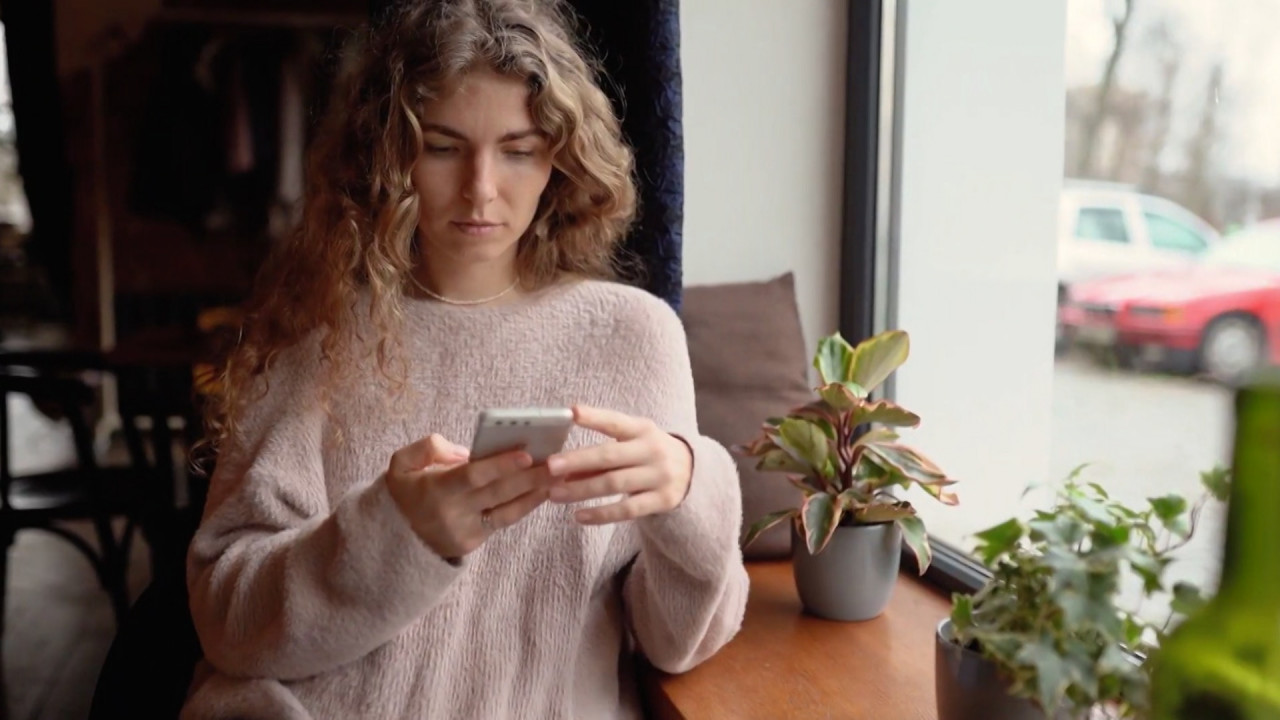 România vrea "majorat în online". De la ce vârstă ar putea tinerii să-şi deschidă conturi în social media