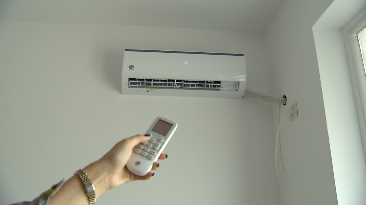 Preţul unui aparat de aer condiţionat în plină caniculă. Instalatorii sunt greu de găsit în această perioadă