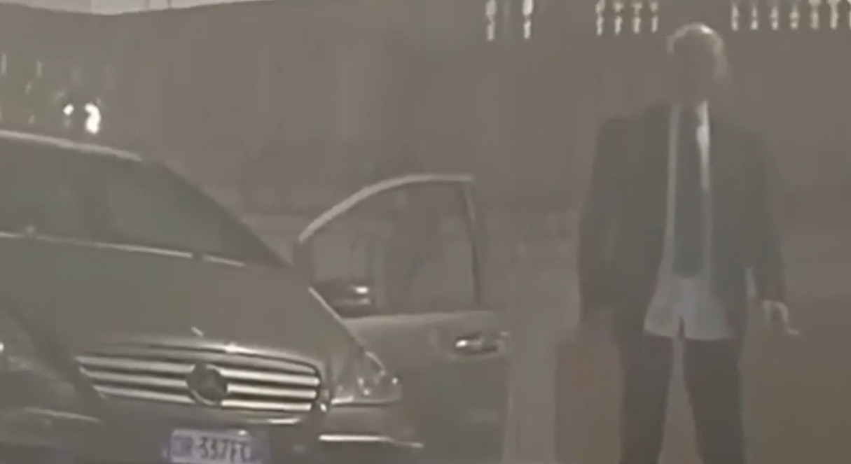 Un şofer de 80 de ani a rămas blocat cu maşina pe Treptele spaniole din Roma. A fost evacuat cu o macara