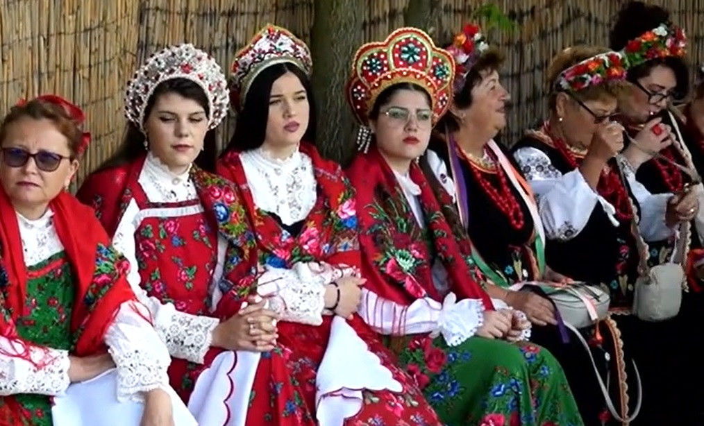 Satul din România în care turiştii pot gusta sarmale cu brânză sau kobeteu: "Gastronomia e o tradiţie"