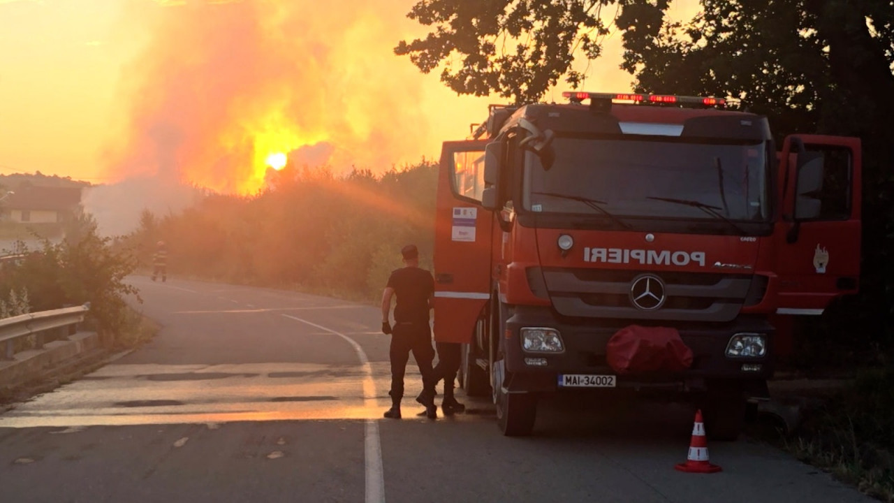 Incendiile de vegetaţie, scăpate de sub control în mai multe zone din ţară: "E strigător la cer!"