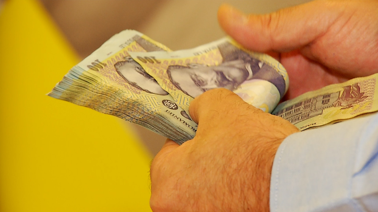 Păstrarea "specialilor" și numirile politice de la stat, pe cale să coste România 900 de milioane de euro