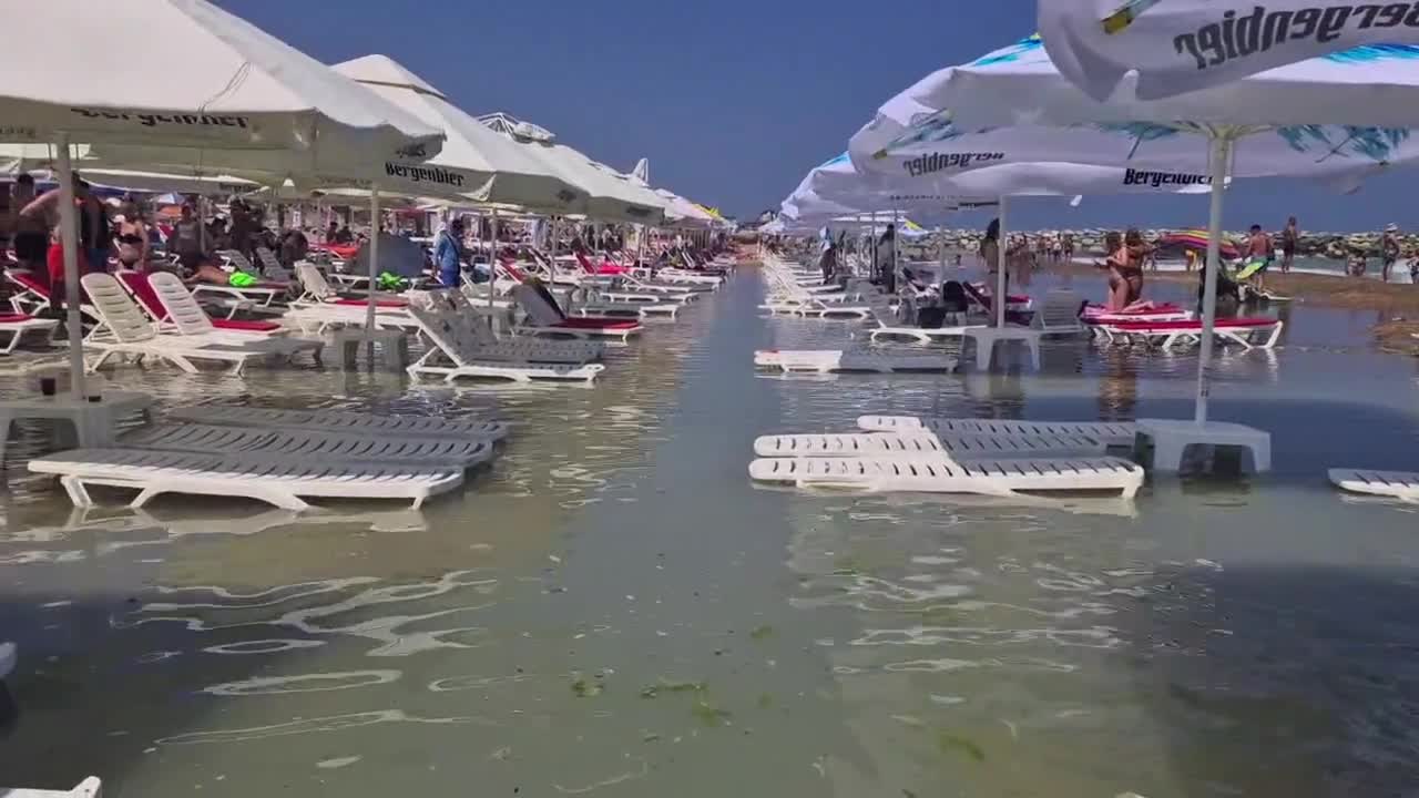 Plajă din Costineşti, inundată de valurile mari. Turiştii s-au trezit cu şezlongurile şi bunurile sub apă
