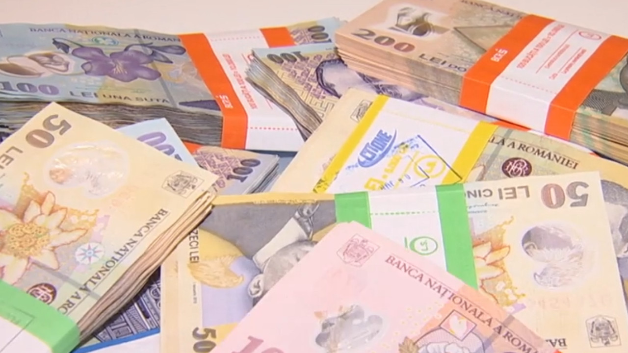 Suprataxarea băncilor, achitată de clienţi. Cât va crește rata la un credit de 425.000 de lei, pe 30 de ani