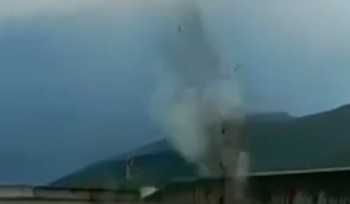 Momentul în care un fulger loveşte violent solul, la mai puțin de 3 metri de o mașină, pe Transalpina