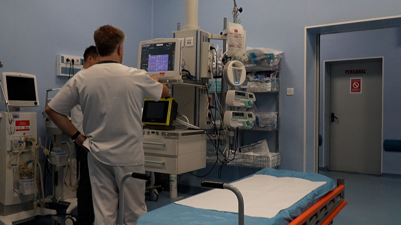 Salariile şi sporurile medicilor, sub lupa Guvernului. Bolojan anunţă noi măsuri în sistemul sanitar, la 17:00