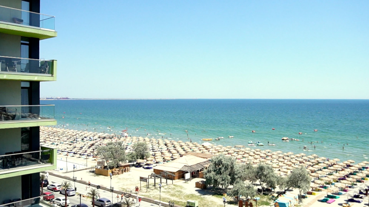 Litoralul românesc, gol, deși hotelurile anunță că au scăzut prețurile. Turiștii preferă Bulgaria