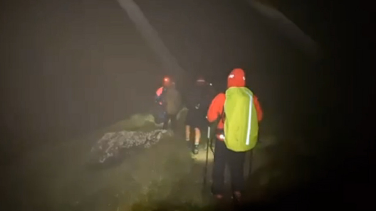 Turişti blocaţi în Munţii Făgăraş, recuperaţi cu greu de salvatori