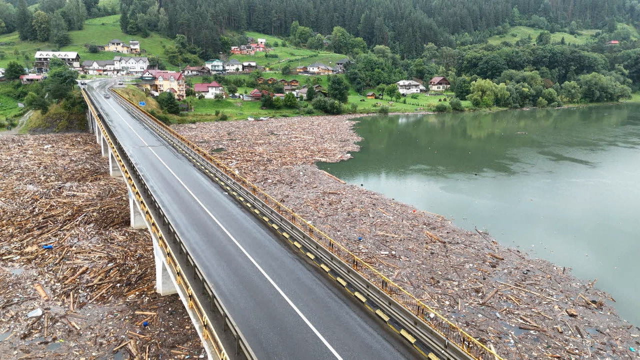 Inundaţiile devastatare din Suceava au scos la suprafaţă amploarea defrişărilor ilegale