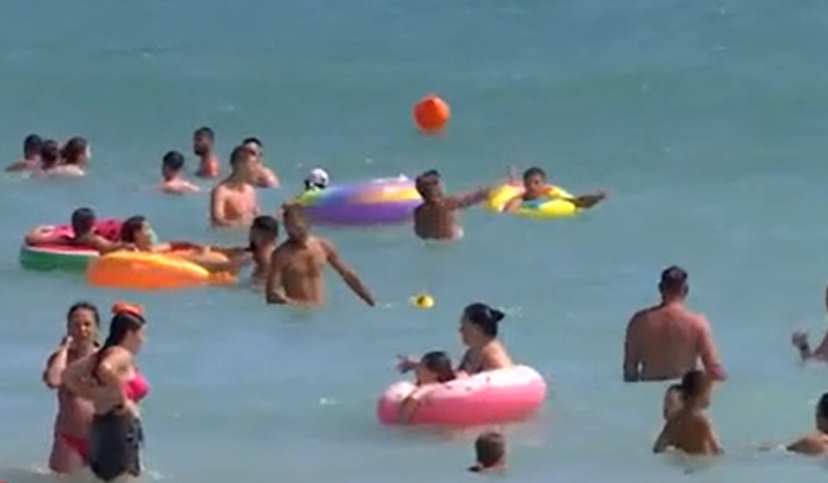 Inconștiență pe litoral. Turiștii ignoră steagul roșu și cer să intre în mare pe propriul risc: Am intrat 10m