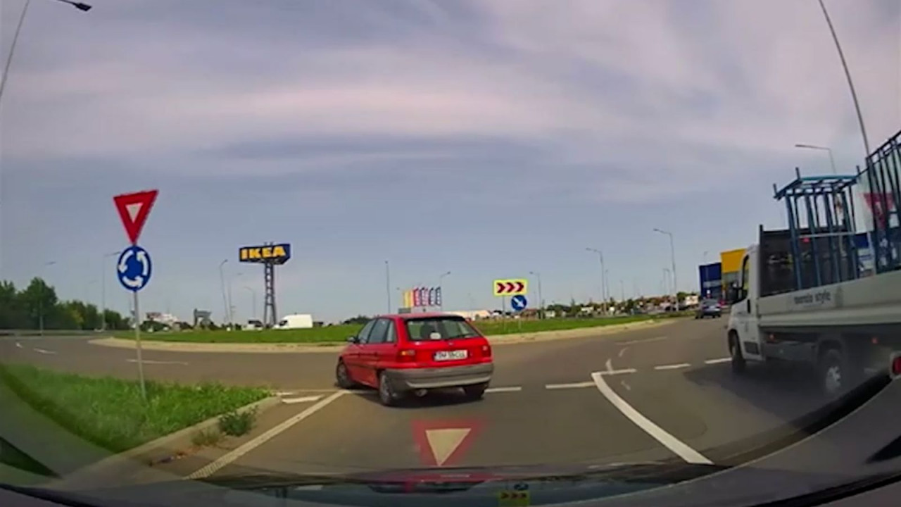 Momentul în care o şoferiţă intră invers într-un sens giratoriu din Timişoara: "A luat-o pe scurtătură"
