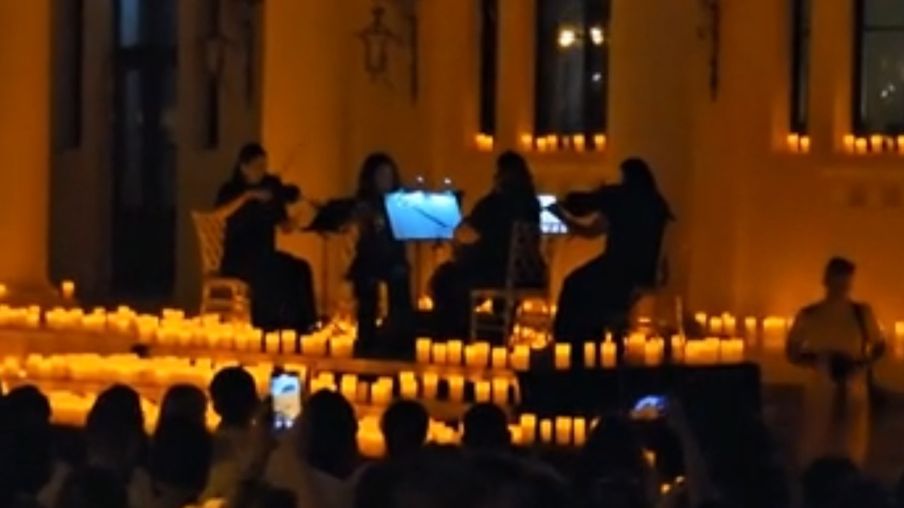 Concert multisenzorial gratuit, la lumina a mii de lumânări, pe faleza Cazinoului din Constanța