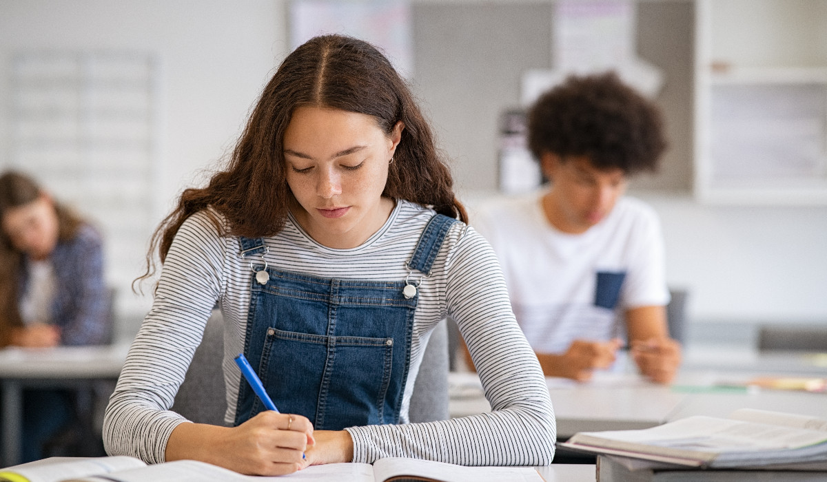 BAC 2025 sesiunea de toamnă, la Limba română. Ce subiecte au avut de rezolvat absolvenţii de liceu