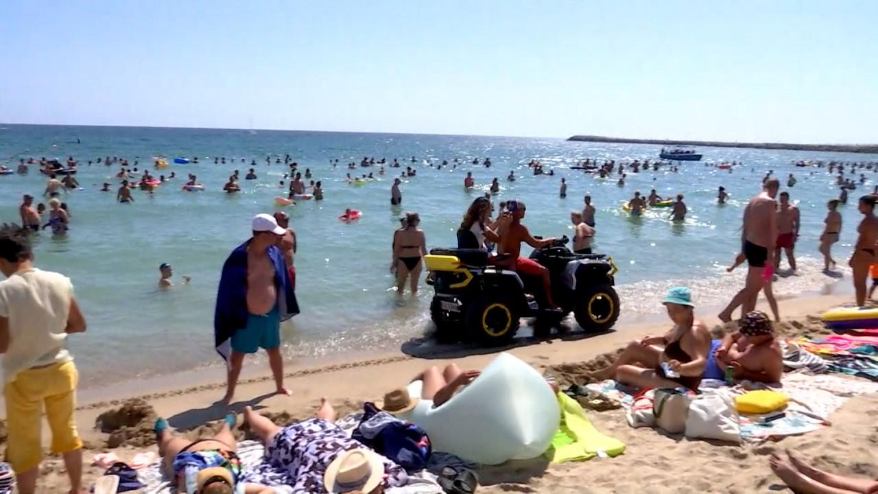 Turiştii cu prosopul prea aproape de mare, vânaţi de salvamari. Riscă amenzi