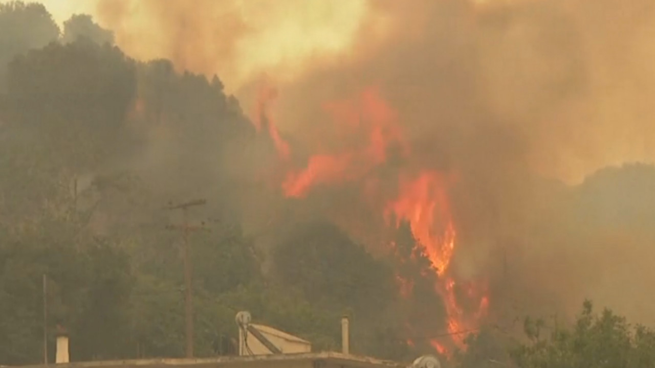 Incendiile au pus stăpânire pe Europa. Doi români au murit în Grecia, unul dintre ei fiind considerat erou