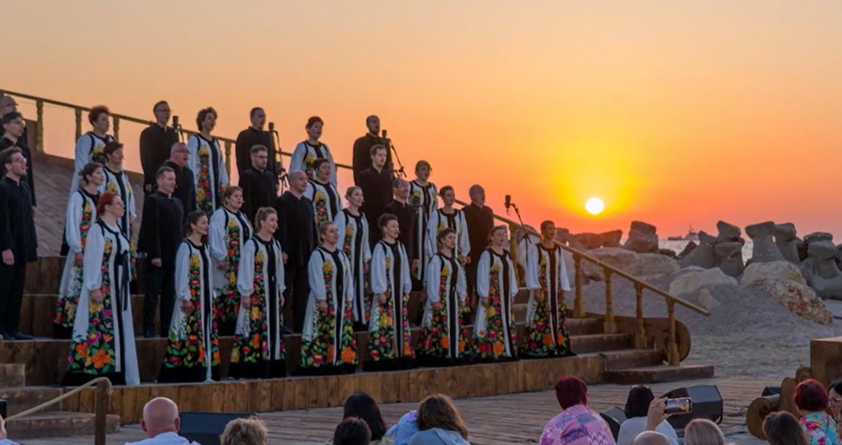Spectacol de excepţie susţinut de Corul Madrigal la malul mării. Turiştii, fermecaţi de vocile artiştilor