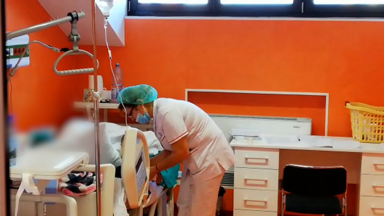 Bărbat cu arsuri pe 50% din corp, refuzat de spitale. De&nbsp;o săptăm&acirc;nă aşteaptă un miracol la Cluj