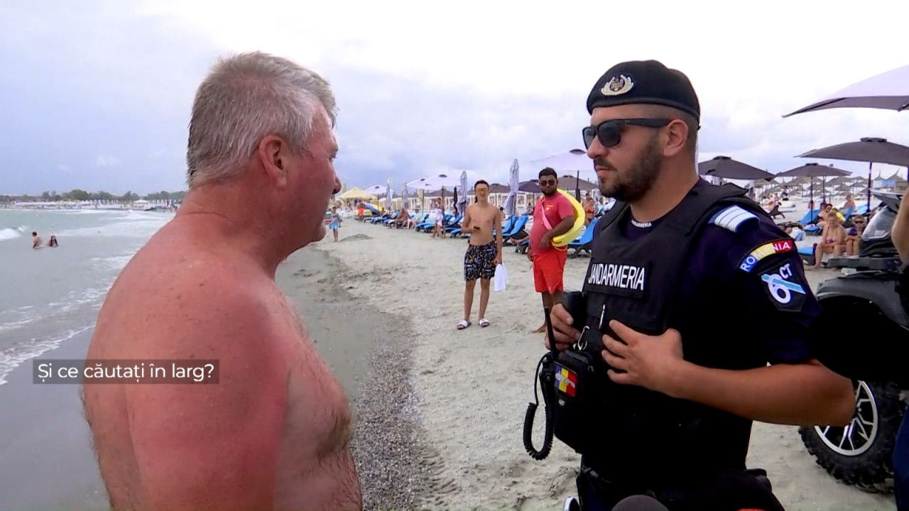 "Sunt un bun înotător". Explicațiile turiștilor care intră în mare deși e steag roșu