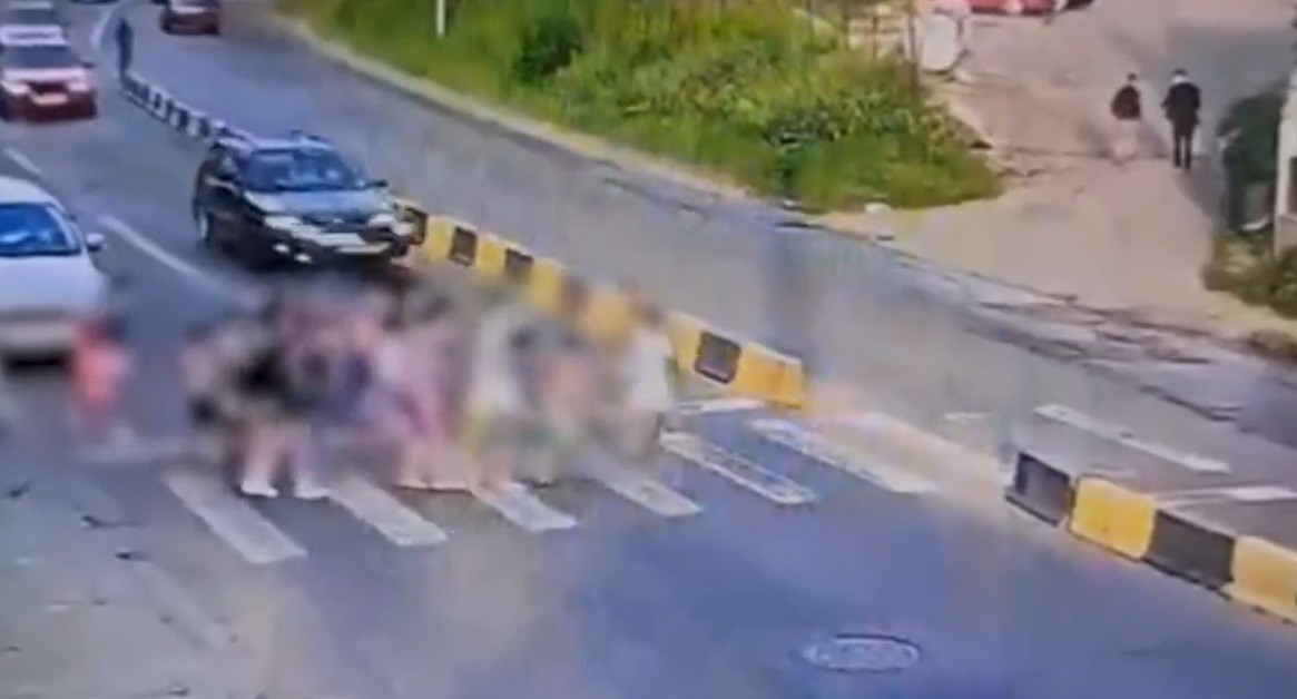 Momentul &icirc;n care cei doi copii de 7 şi 11 ani din Mureş sunt spulberaţi pe trecerea de pietoni