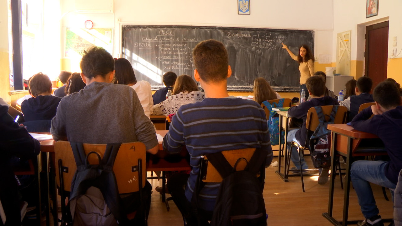 Imnul național și rugăciunea „Tatăl nostru” la școală