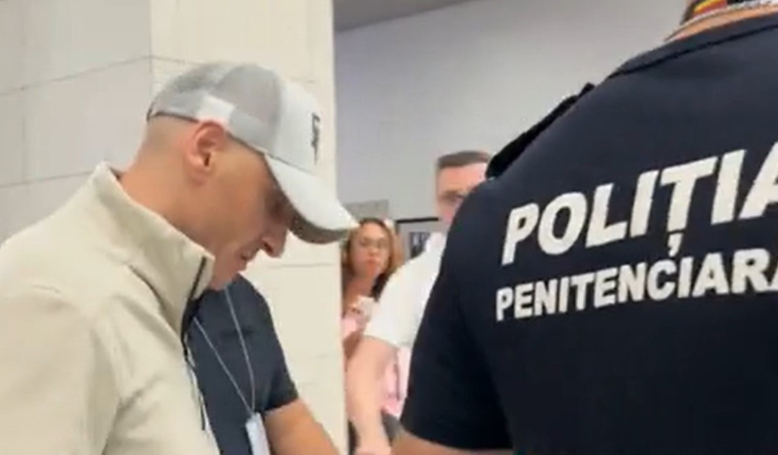Infractor român pe lista "Most Wanted", capturat în UK şi adus în ţară. Racola tinere și le exploata în Europa