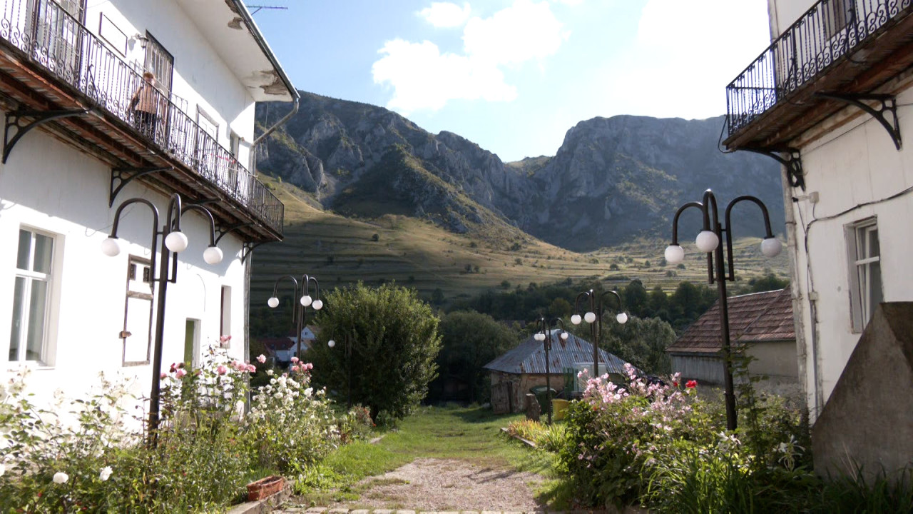 "Satul de poveste" al României, vizitat anual de peste 100.000 de turişti. Peisajele rupte din basme cuceresc