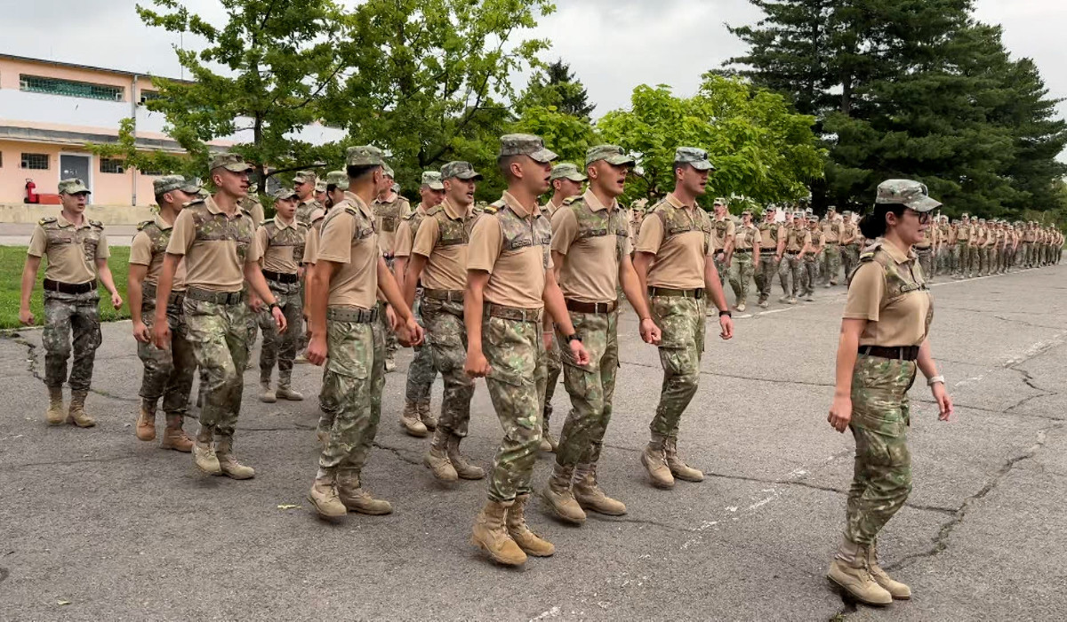 Tinerii între 18 şi 35 de ani, chemaţi să fie "militar voluntar în termen" 4 luni. Câţi bani primesc la final