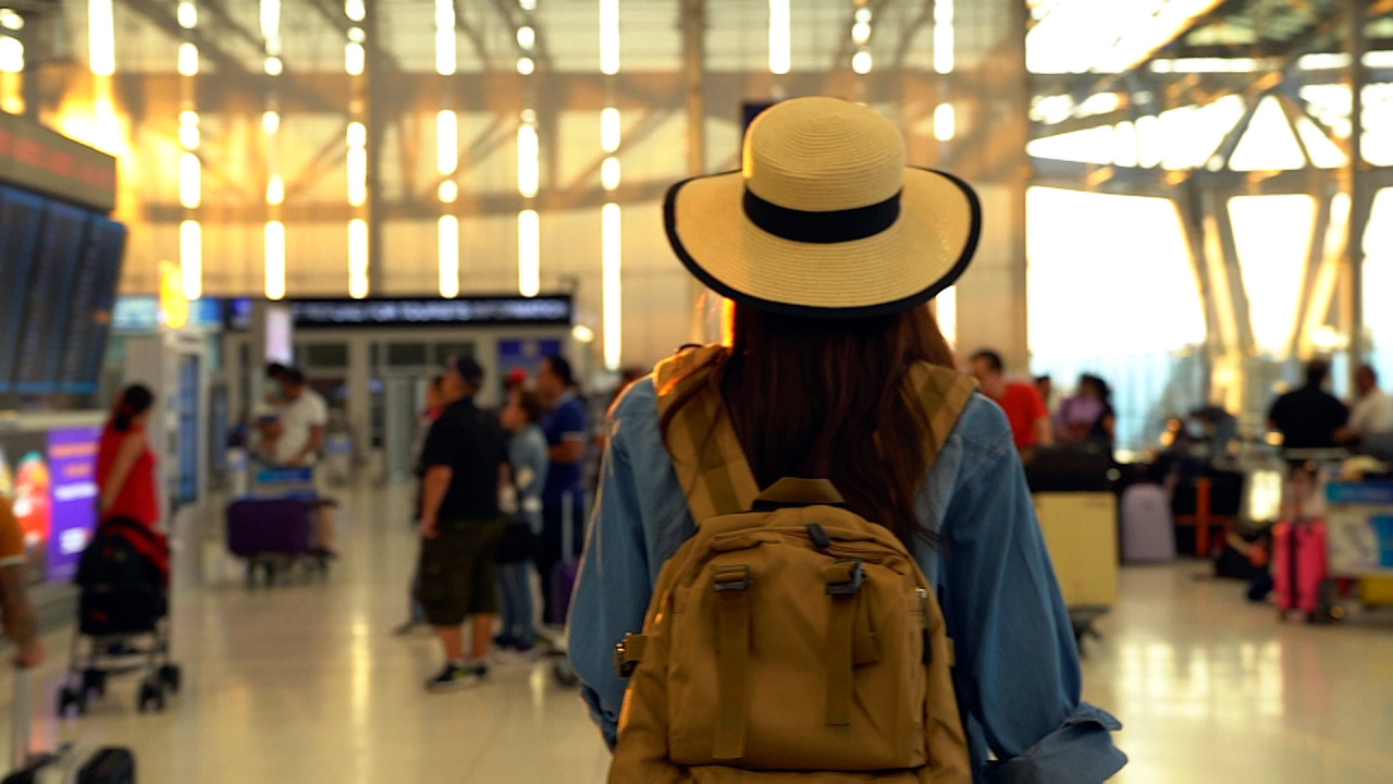 Cum să economisești bani în vacanță, folosind cardul. Trucuri care îţi pot salva câteva mii de lei