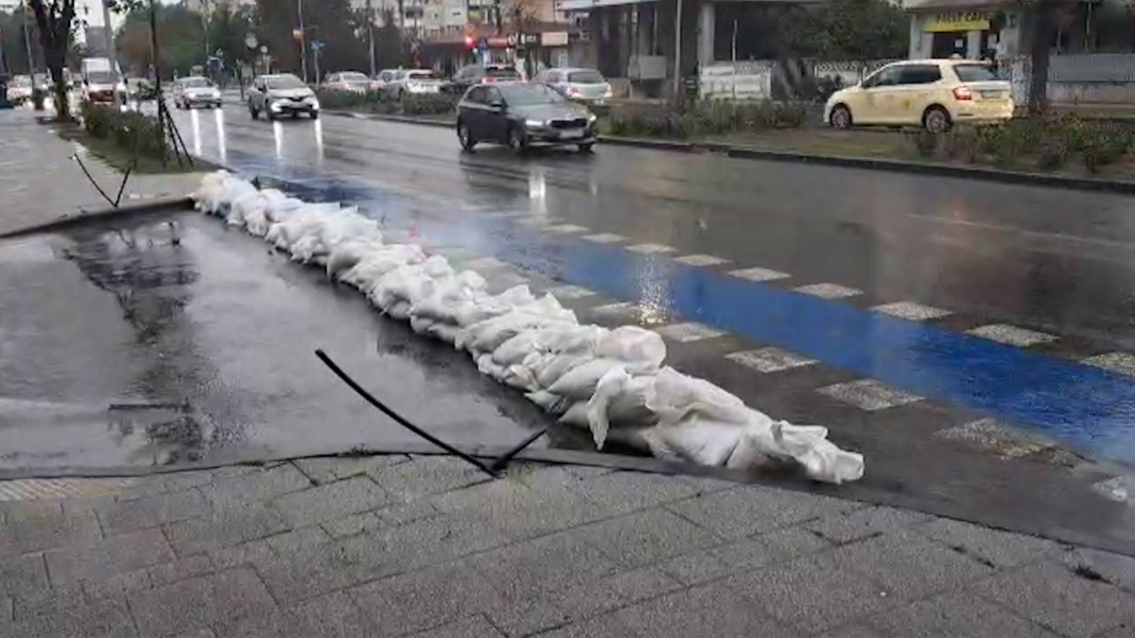 Baricade de saci cu nisip pe străzi și în fața garajelor. Cum se pregătesc constănțenii de ciclonul Barbara
