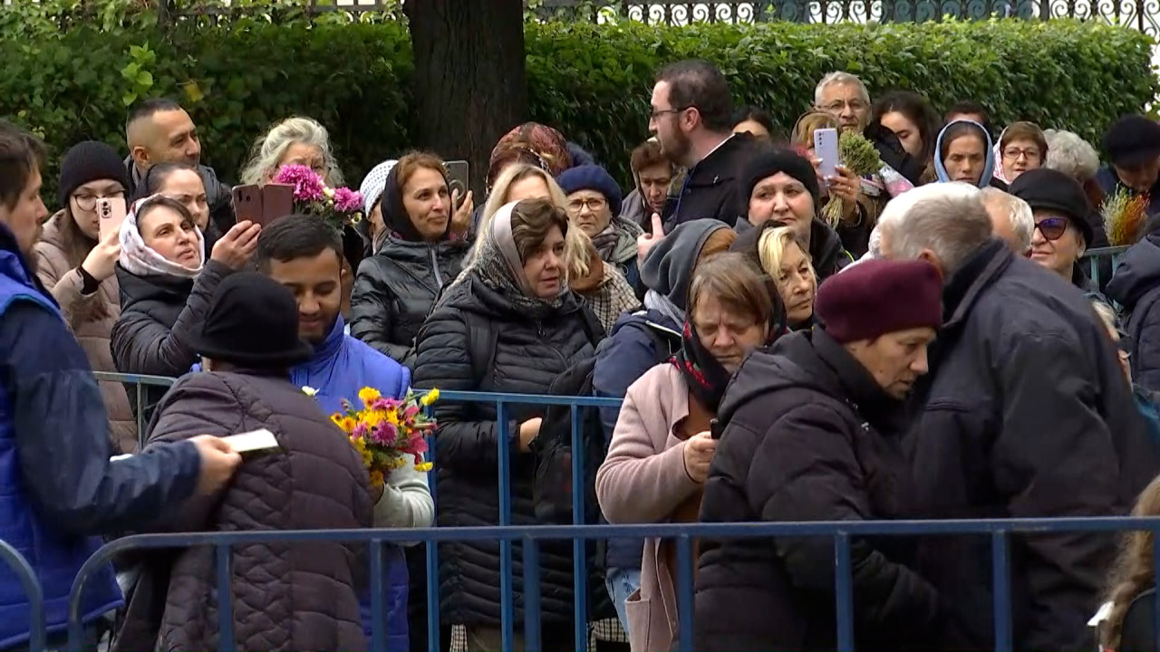 Aproximativ 12.000 de persoane aşteaptă la Catedrala Mitropolitană din Iași