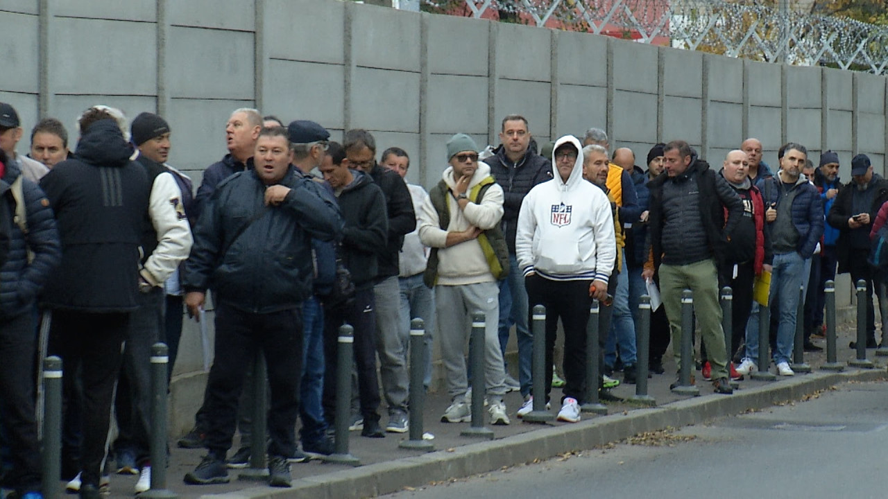 Imagini cu rezerviştii de peste 50 de ani, chemaţi la mobilizare de Armată. "Nu pot sta toată ziua"