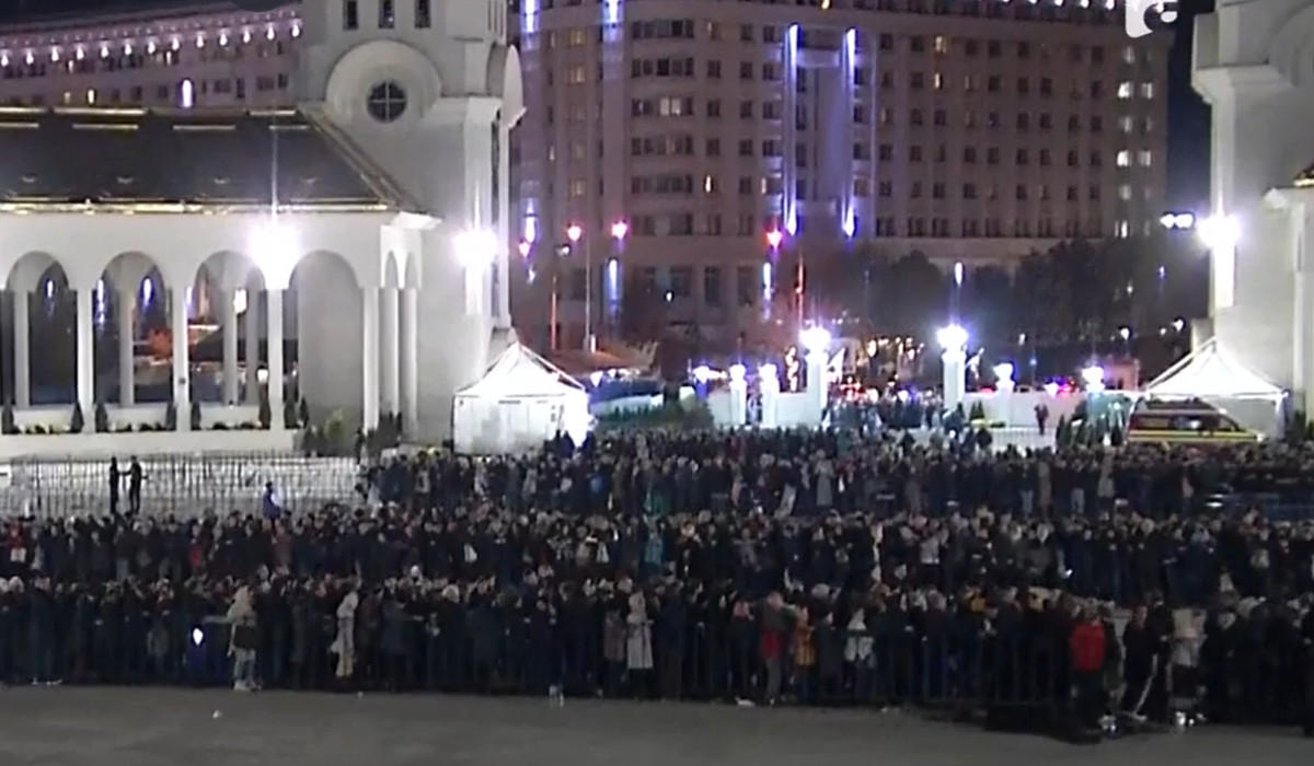 Coadă de 2 km la Catedrala Mântuirii Neamului