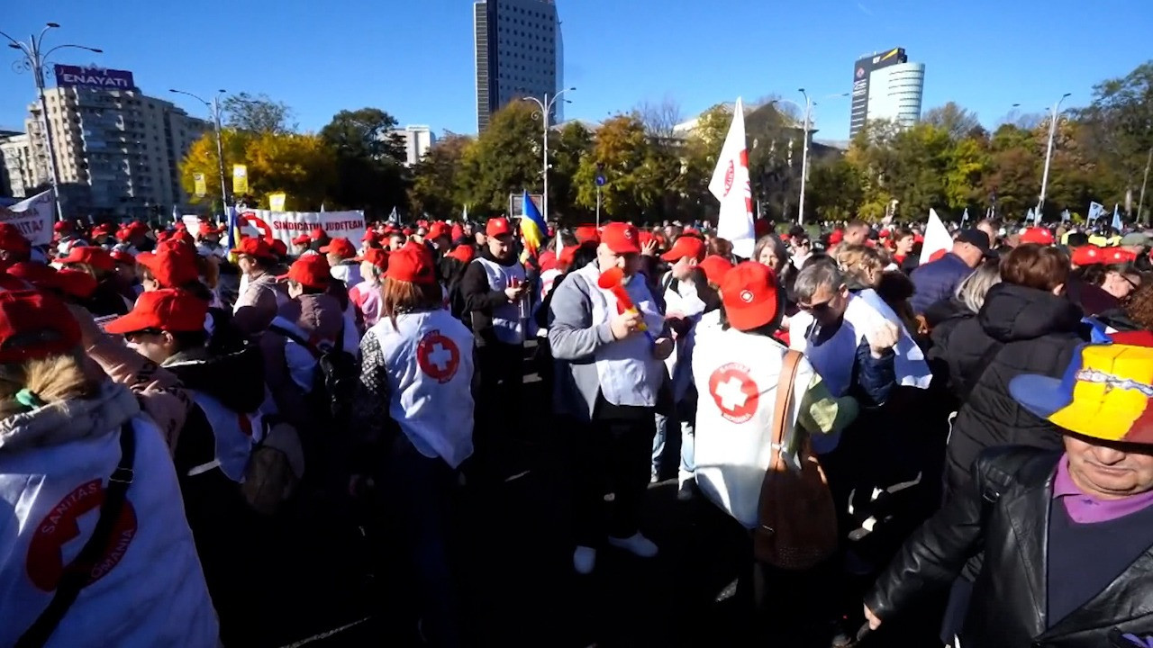 Mii de sindicaliști protestează în Piața Victoriei împotriva austerității