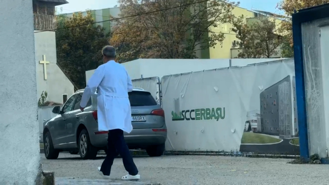 Un pacient ar fi paralizat de la bacteriile din spital. Medici, filmaţi cum ies în uniformă în stradă