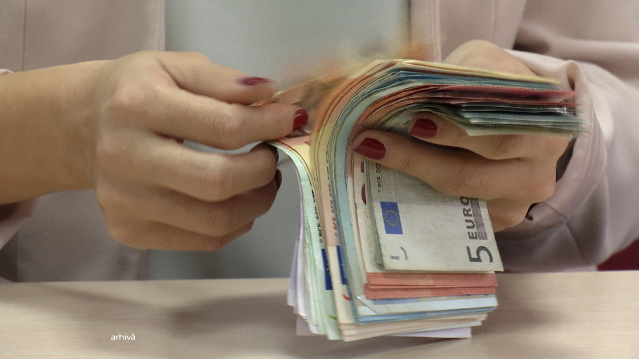 Contabila care fura din banii profesorilor, prinsă după furturi de jumătate de milion euro