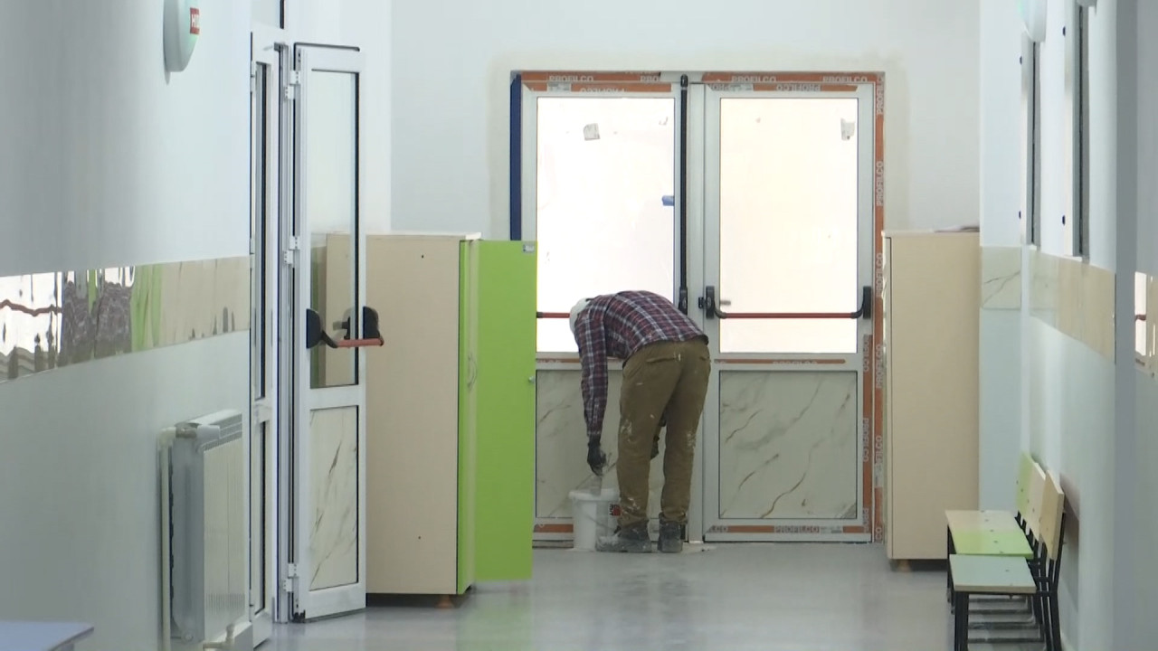 Școală recent renovată din Galați, închisă din cauza frigului: centrala nou montată nu funcționează