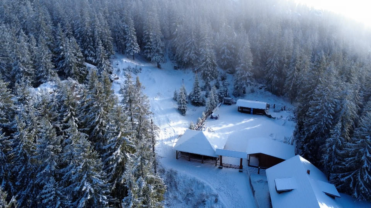 Temperaturile scad cu 10-15 grade de duminică. Meteorologii anunţă că ninsorile se întorc