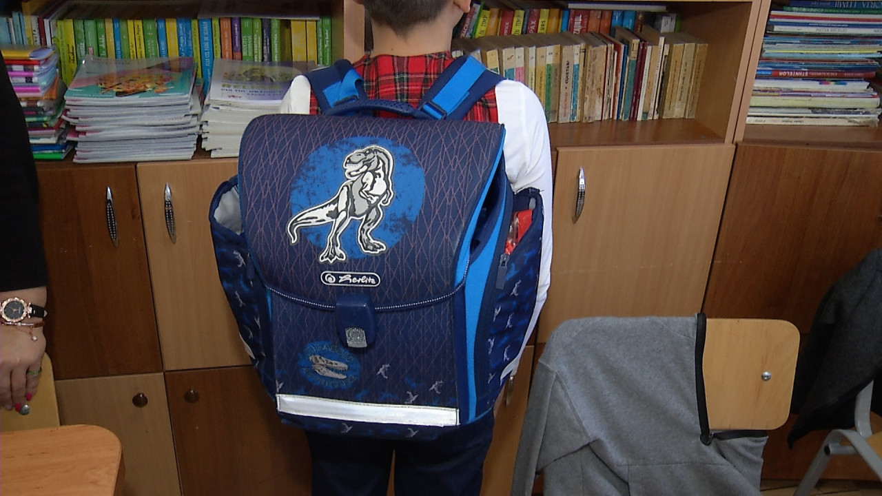 Ghiozdanul de şcoală al unui elev ajunge să cântărească şi 10 kg. Ce avertizează medicii