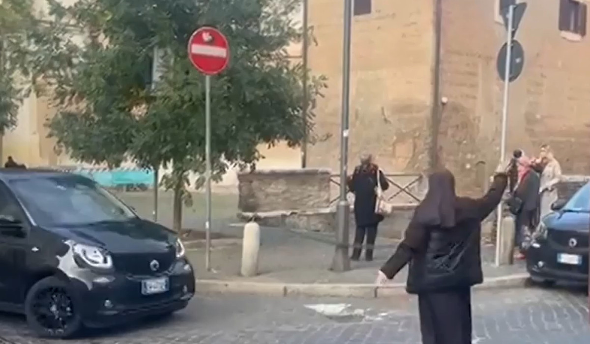 Călugărița româncă dirijează traficul în Roma