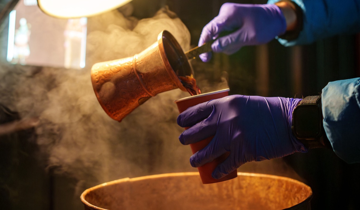 C&acirc;t cost&#259; un pahar de vin fiert la t&acirc;rgurile de Cr&#259;ciun din Capital&#259;