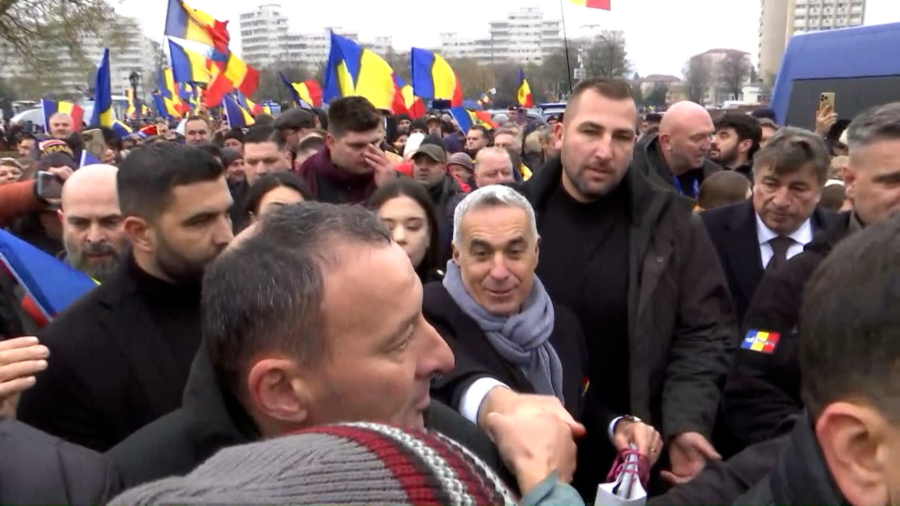 Dezbinaţi de Ziua Unirii. Parada de la Alba Iulia, marcată de scandal, tensiuni şi îmbrânceli