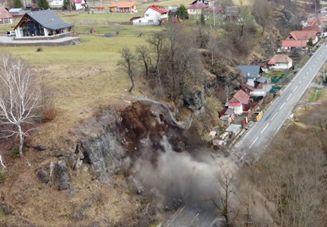 Stâncă de 250 de tone aruncată în aer pe Valea Mureșului