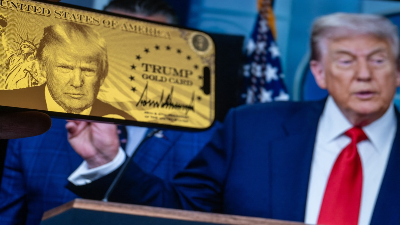 Photo for the article Donald Trump a lansat "Gold Card". Imigranţii bogaţii pot plăti 1 milion de dolari ca să locuiască în SUA