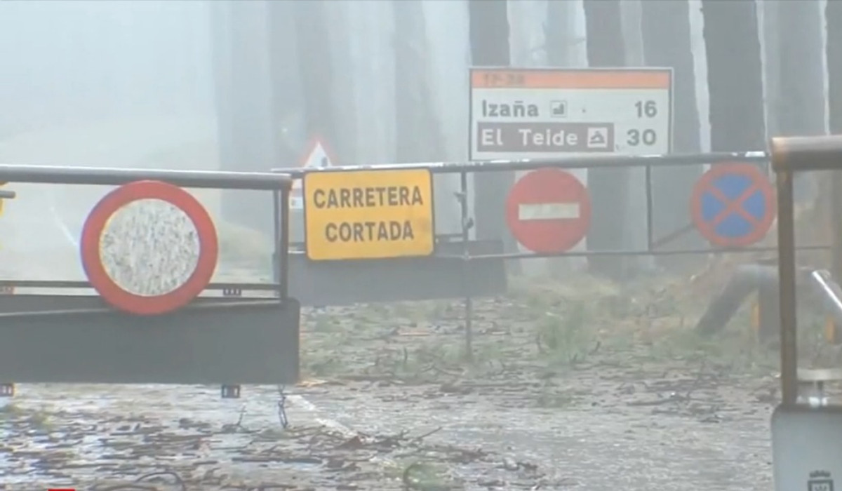 Furtuna Emilia face ravagii în Insulele Canare. Zăpadă în Tenerife, drumuri înghețate și apeluri la urgenţă