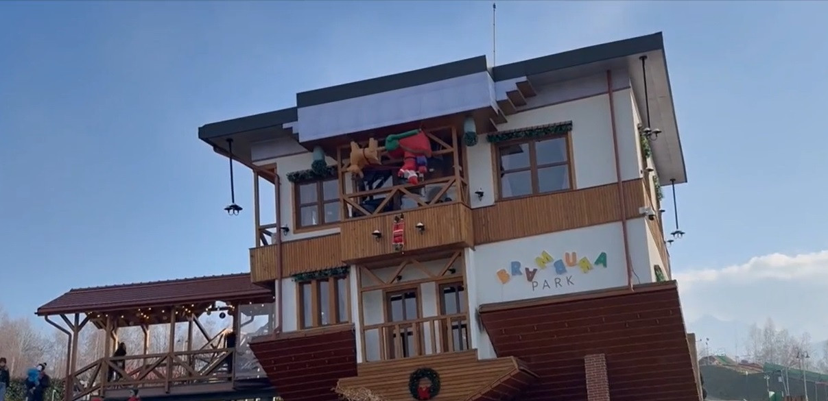 Casa cu susul în jos din Sibiu, magnet pentru turişti. De sărbători ...