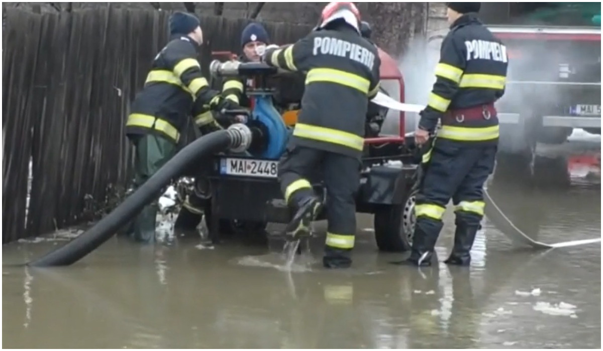 Oraşul în care oamenii s-au trezit cu 40 de cm de apă în curţi, după topirea zăpezii: "E din ce în ce mai rău"